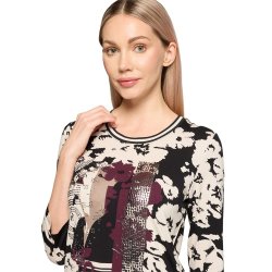 N�rbillede af det udtryksfulde blomsterprint og udsmykkede grafiske detaljer p� blusen