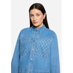 N�rbillede af glimmer-detaljerne p� lommerne og de flotte guldknapper p� denimjakken.