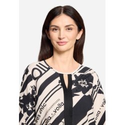 N�rbillede af halsudsk�ringen med b�nd og det grafiske print p� Betty Barclay blusen