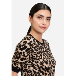 N�rbillede af hotfix-glimmerdetaljer og det bl�de fintstrik p� leopard-T-shirten