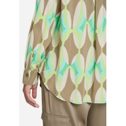 N�rbillede af stoffet p� en khaki og gr�nm�nstret bluse, der viser m�nsterets detaljer og den bl�de kvalitet