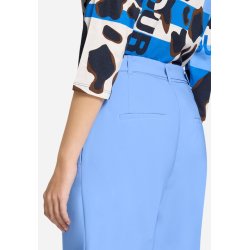 N�rbillede af l�g, linning og de praktiske sidelommer p� de lysebl� bukser med vidde.