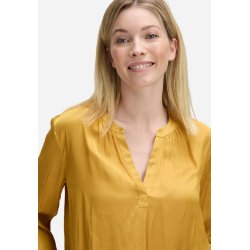 N�rbillede af V-udsk�ringen og de fine l�g p� den gule bluse