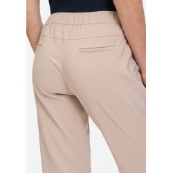 N�rbillede af stoffets tekstur p� de beige bukser, der viser den h�je kvalitet