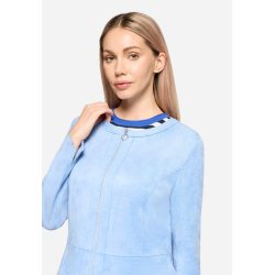 N�rbillede af lynl�sen og det bl�de fake ruskind p� den lysebl� Betty Barclay jakke.