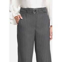 N�rbillede af n�lestriberne, h�gtelukning og b�lte p� de gr� bukser.