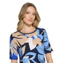 N�rbillede af det bl� og beige m�nster p� den �ndbare viskose-t-shirt.