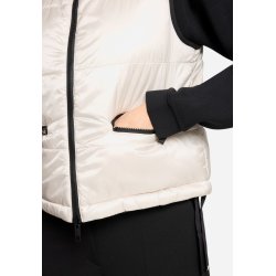 N�rbillede af detaljer p� den vendbare vest, der viser kantb�nd og lynl�s, som fremh�ver designets alsidighed