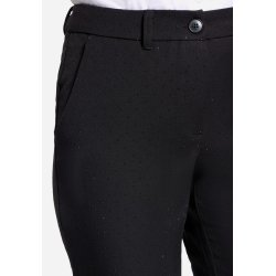 N�rbillede af de fine sten og materialet p� de sorte bukser.