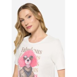 N�rbillede af statement printet og de sm� glimtende sten p� den cremefarvede T-shirt.