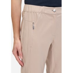 N�rbillede af linningen og lynl�slommen p� de beige Betty Barclay bukser, der viser detaljer i designet