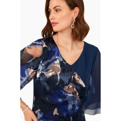 N�rbillede af de elegante skr� syninger og V-udsk�ringen p� den m�rkebl� Godske kjole.