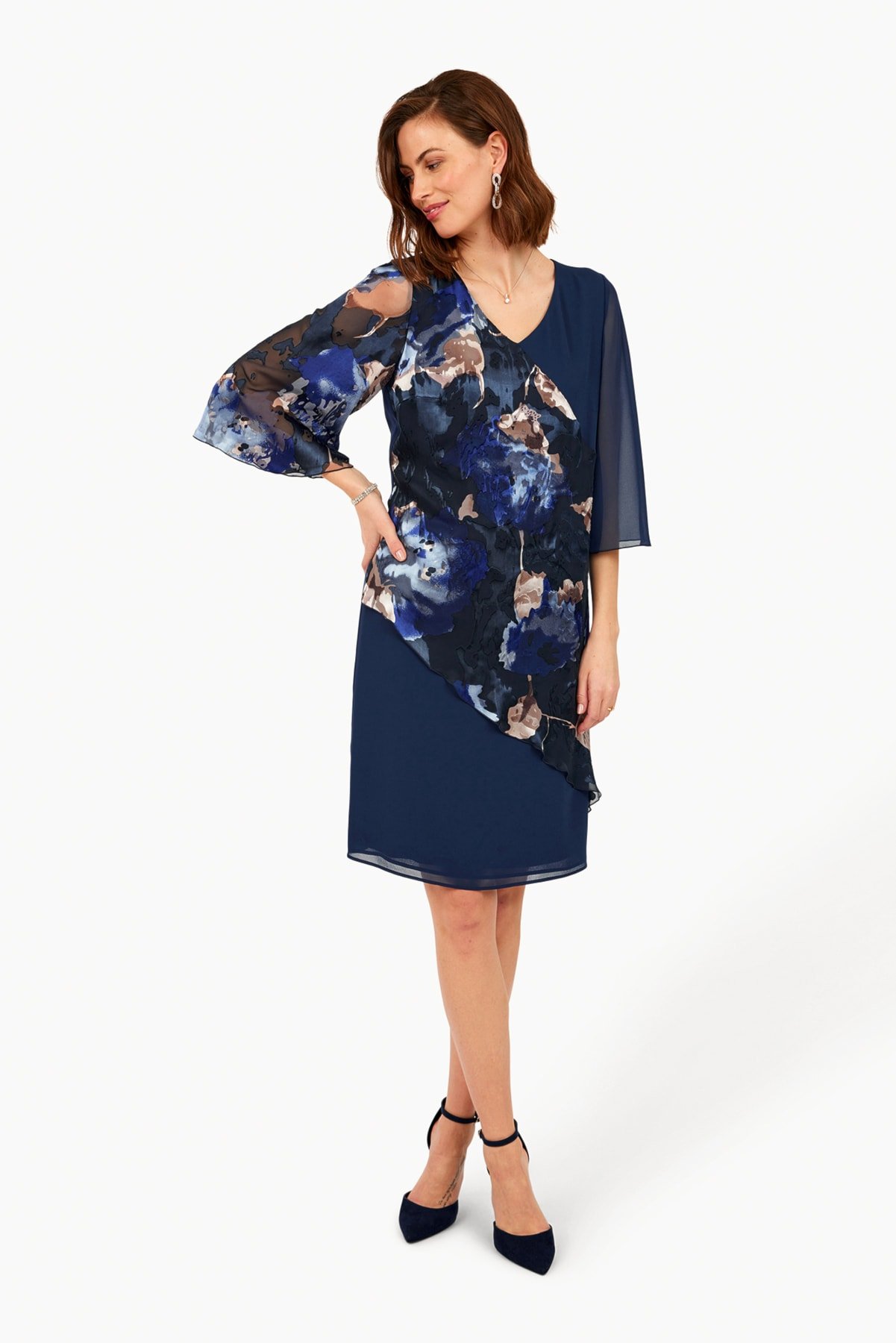 Model i en klassisk navybl� selskabskjole fra Godske med V-udsk�ring og 3/4 �rmer.