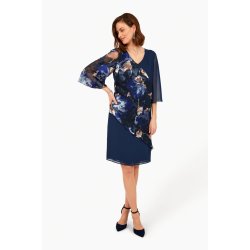 Model i en klassisk navybl� selskabskjole fra Godske med V-udsk�ring og 3/4 �rmer.