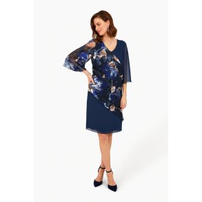 Model i en klassisk navybl� selskabskjole fra Godske med V-udsk�ring og 3/4 �rmer.