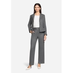 Model st�ende i de gr� bukser, der viser den afslappede pasform og komfort.