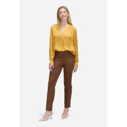 Model i en lang varm gul bluse fra Betty Barclay med V-udsk�ring.