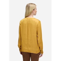 Bagfra kig af den lange gule bluse, der viser den gode l�ngde og pasform.