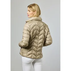 Bagsiden af m�rk sandfarvet Junge overgangsjakke med diagonal quilt