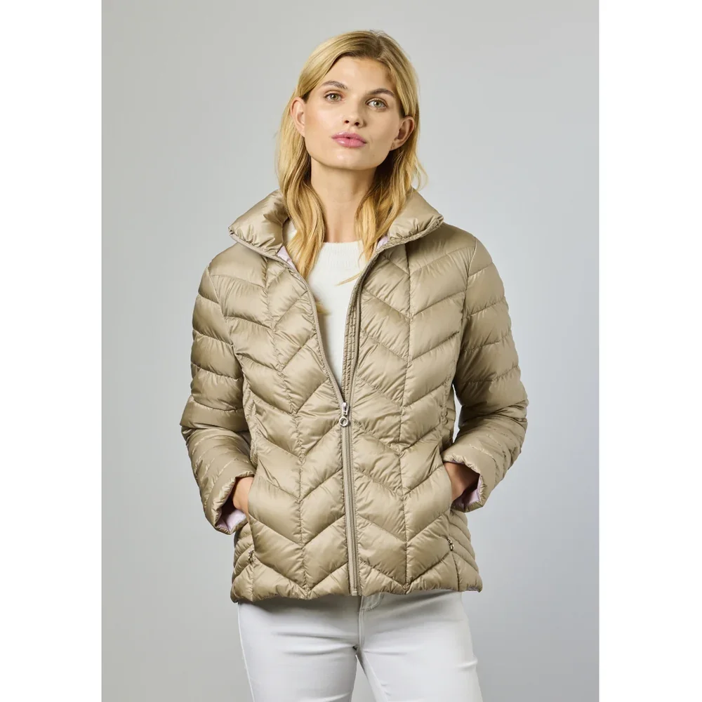 M�rk sandfarvet Junge dunjakke i let quiltet design vist forfra