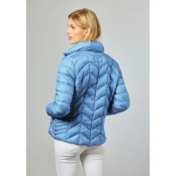 Bagsiden af lysbl� Junge overgangsjakke med moderne quiltet m�nster