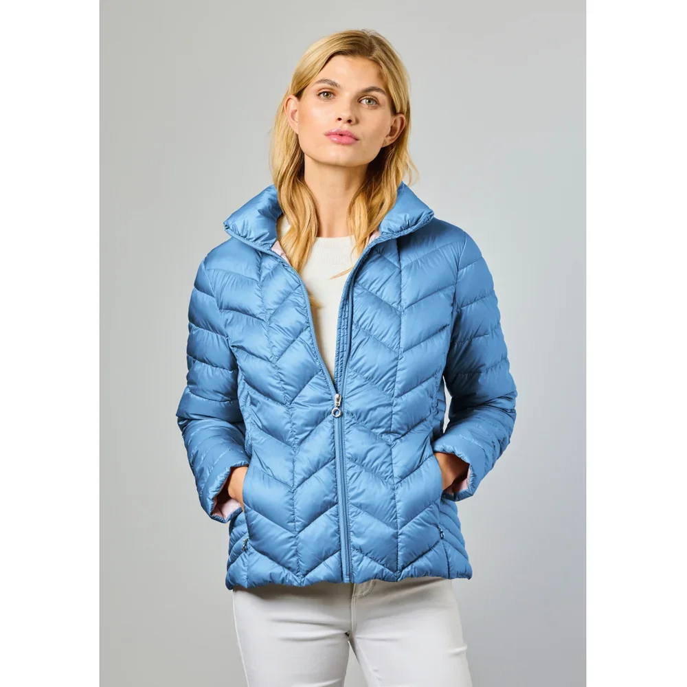 Lysbl� Junge let dunjakke i farven Ocean Blue vist forfra p� model