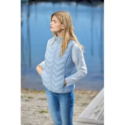 Model i afslappede omgivelser med den lette lysebl� Junge vest i farven Lagoon