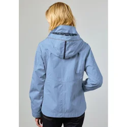 Bagsiden af Junge Nera jakke i lysebl� med aftagelig h�tte