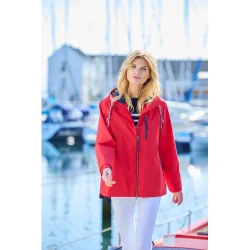 Model i afslappede omgivelser med den r�de vandt�tte Noa jakke fra Junge