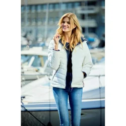 Junge overgangsjakke i ecru vist i afslappede omgivelser p� model