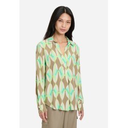 Voksen model b�rer en lang�rmet bluse med V-hals i khaki og gr�nt m�nster &ndash; ideel til et afslappet hverdagslook