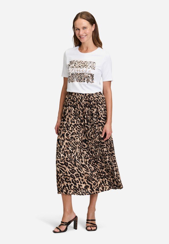Model i lang flowy nederdel med leopardprint og elastik i linning, vist forfra