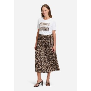 Model i lang flowy nederdel med leopardprint og elastik i linning, vist forfra