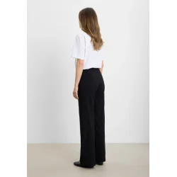 Model viser Donna Loose bukser i sort med brede ben