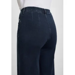 Model i Donna Loose cowboybukser fra Laurie close up bagfra