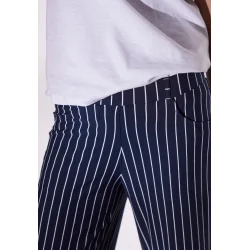 T�t p� detaljer og det m�rkebl� jersey stof p� Donna bukser