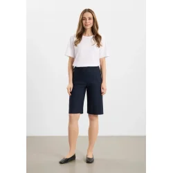 LAURIE Donna shorts i navy m�rkebl� vist forfra p� model