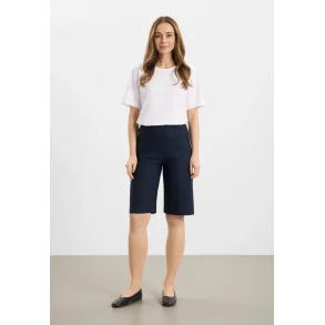 LAURIE Donna shorts i navy m�rkebl� vist forfra p� model