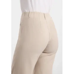 T�t p� detalje af den elastiske linning bagp� sandfarvede Donna shorts