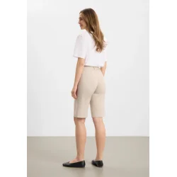 Bagsiden af sandfarvede LAURIE Donna shorts p� model
