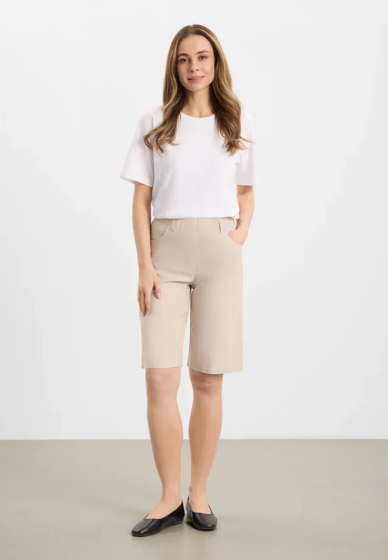 LAURIE Donna shorts i sandfarvet Grey Sand vist forfra p� model