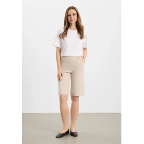 LAURIE Donna shorts i sandfarvet Grey Sand vist forfra p� model