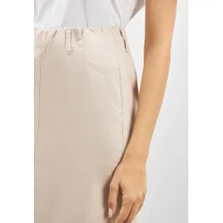 T�t p� forlommer og detaljer p� sandfarvet LAURIE nederdel