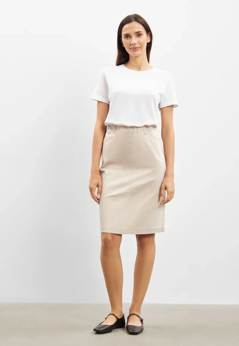 Sandfarvet LAURIE Jasmin pencil nederdel vist p� model forfra