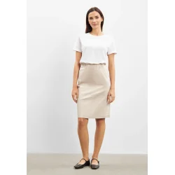 Sandfarvet LAURIE Jasmin pencil nederdel vist p� model forfra