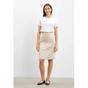 Sandfarvet LAURIE Jasmin pencil nederdel vist p� model forfra