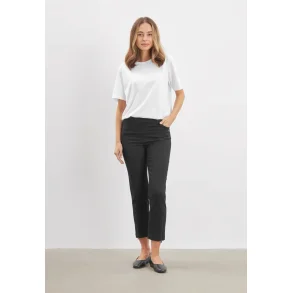 Model forfra ifrt sorte Piper buks fra Laurie med korte ben