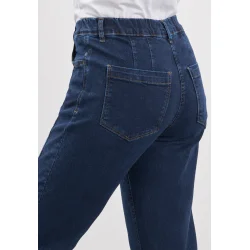 Kvinde viser bag p Laurie Piper Crop jeans med lommer og bltestropper