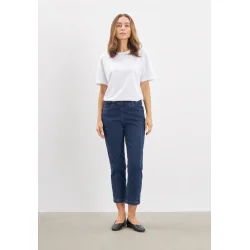 Kvinde ifrt Laurie Piper Crop jeans i bl denim med 7/8 lngde og elastisk talje