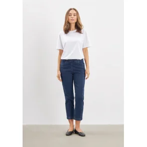 Kvinde ifrt Laurie Piper Crop jeans i bl denim med 7/8 lngde og elastisk talje